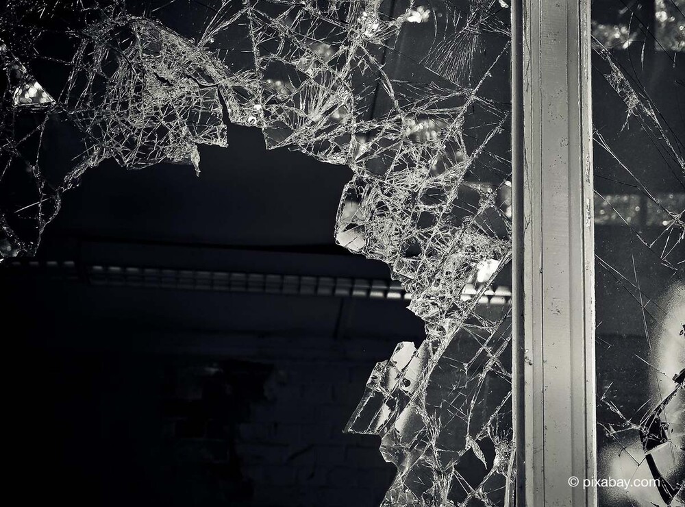 Fenster einschlagen oder Schlüsseldienst holen? Fenster einschlagen oder Schlüsseldienst holen?
